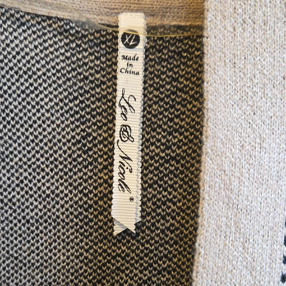 Leo & Nicole Black and White Knit Vest - Picture 2 of 6